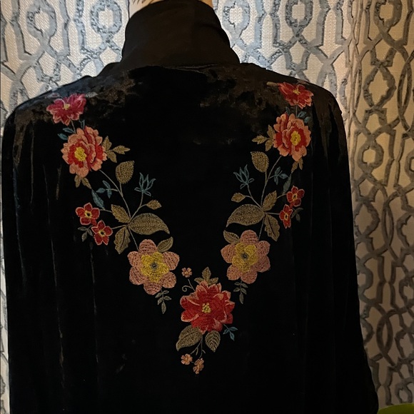 Andree’ by unit Black Velvet kimono with Floral Embroidery - Picture 4 of 10